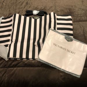 NIB ~ Striped Victoria’s Secret tote set 💕